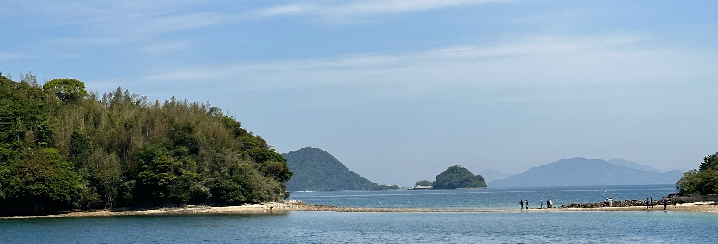 周防大島の海。手前に緑の小島、奥に瀬戸内海の島々