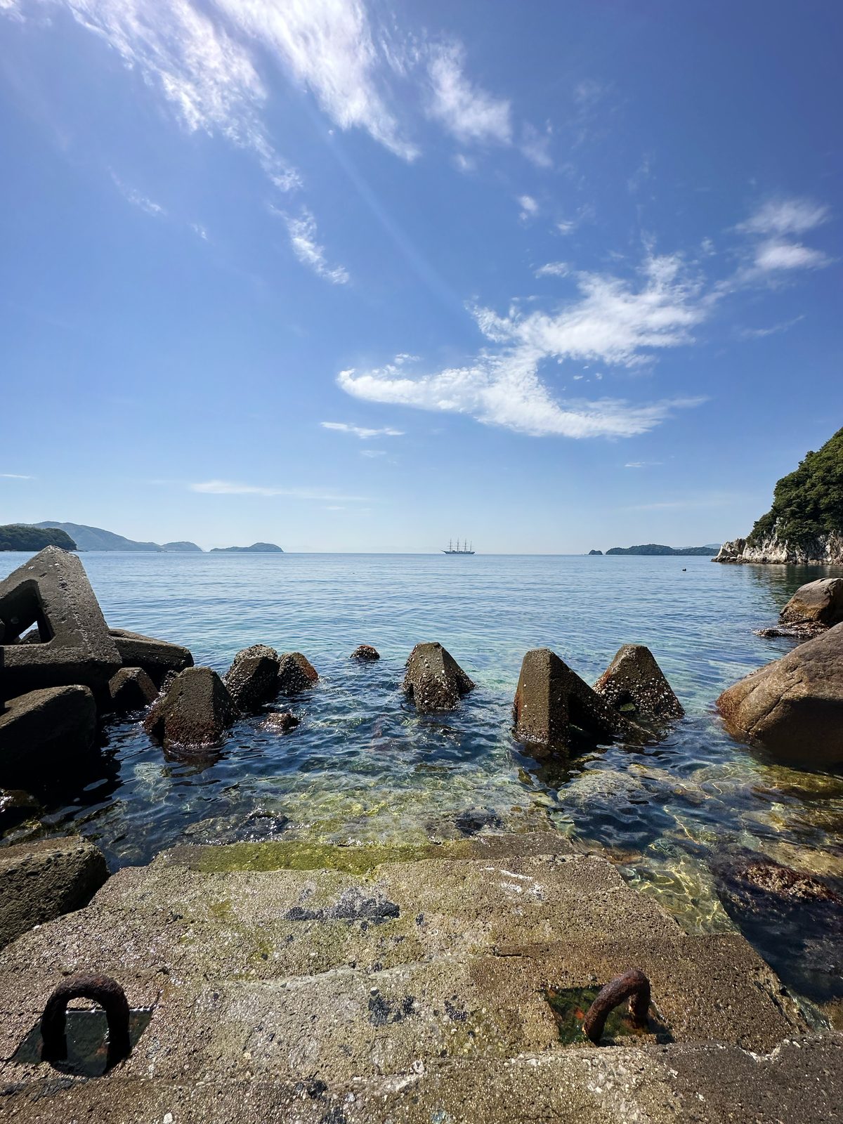 岩場から見た瀬戸内海。遠くに島々と帆船